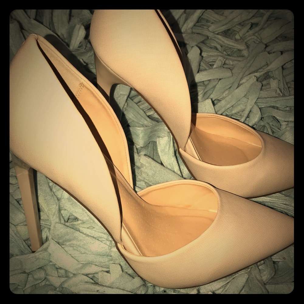 Nude pointy heels